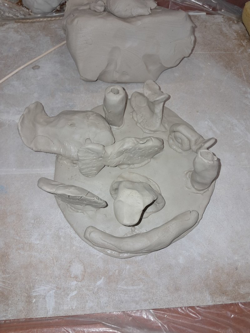 Zdjęcie przedstawia gotową pracę ulepioną z gliny  