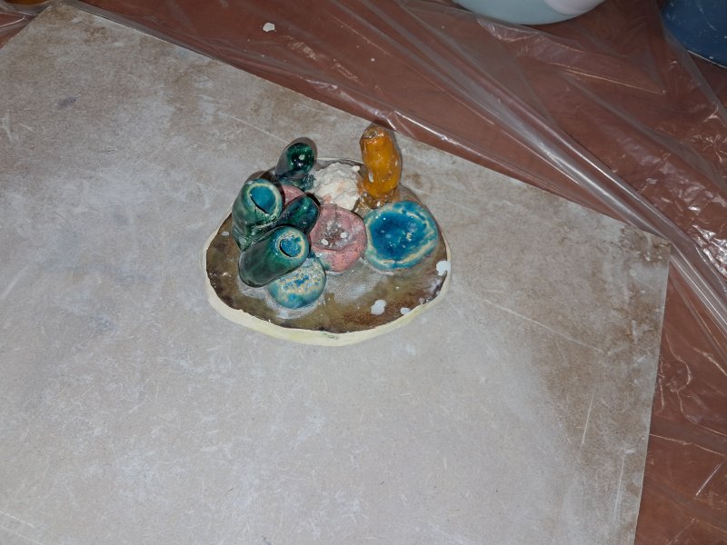 Zdjęcie przedstawia rafę koralową ulepioną i wypaloną z gliny  