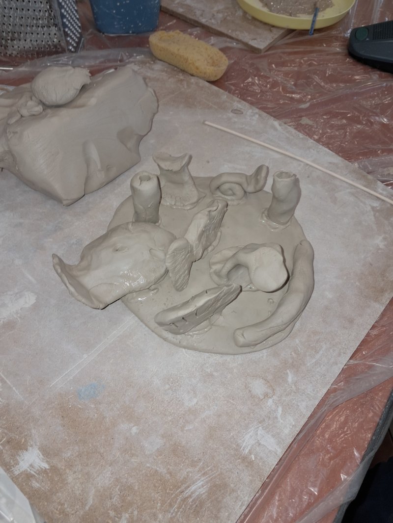 Zdjęcie przedstawia gotową pracę ulepioną z gliny  