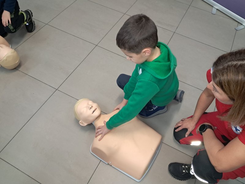 Zdjęcie przedstawia uczestnika zajęć w trakcie nauki udzielania pierwszej pomocy z wykorzystaniem fantoma.  