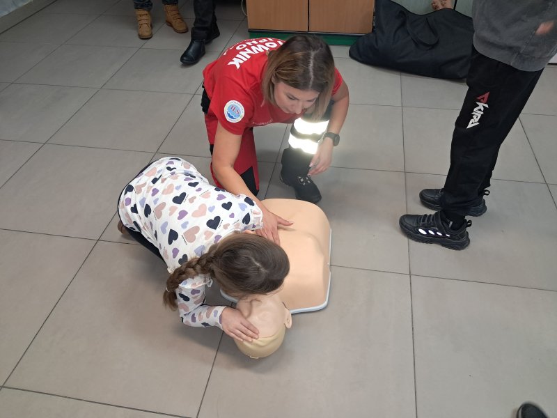 Zdjęcie przedstawia uczestnika zajęć w trakcie nauki udzielania pierwszej pomocy z wykorzystaniem fantoma.  