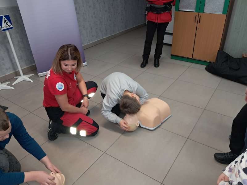 Zdjęcie przedstawia uczestnika zajęć w trakcie nauki udzielania pierwszej pomocy z wykorzystaniem fantoma.  