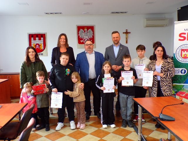Na fotografii uczestnicy konkursu i organizatorzy pozują do pamiątkowego zdjęcia.  