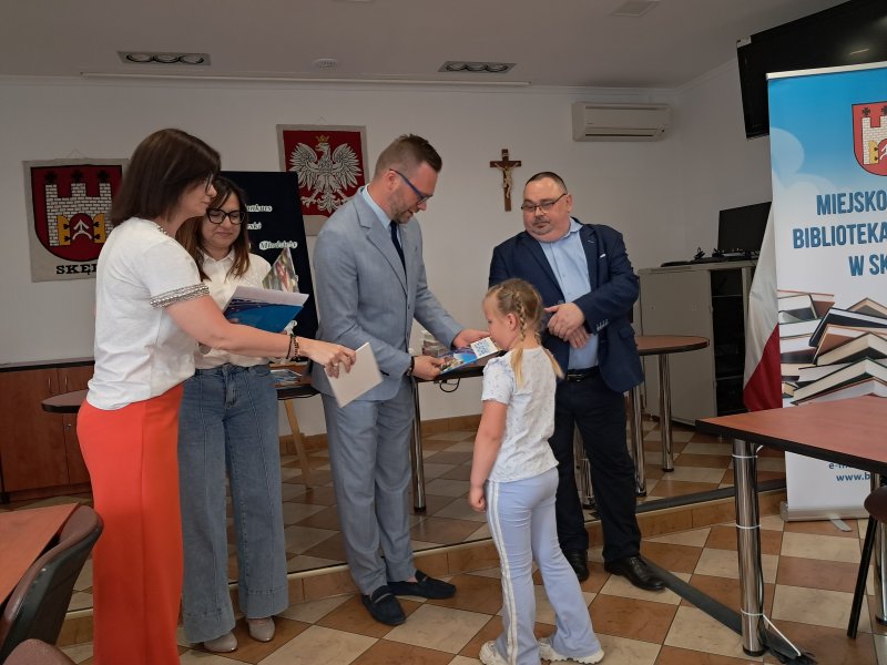 Zdjęcie przedstawia Burmistrza Skępego i członków Jury konkursu recytatorskiego wręczających nagrodę uczestnikowi konkursu.  