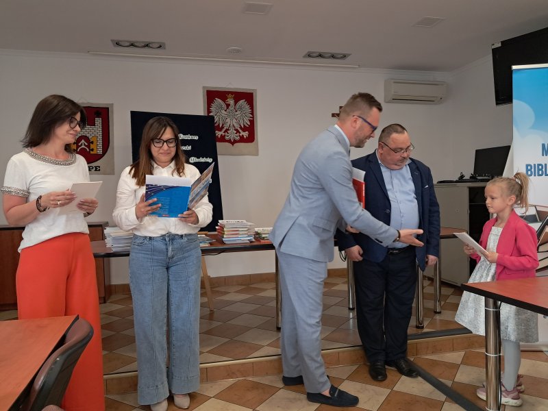 Zdjęcie przedstawia Burmistrza Skępego i członków Jury konkursu recytatorskiego wręczających nagrodę uczestnikowi konkursu.  