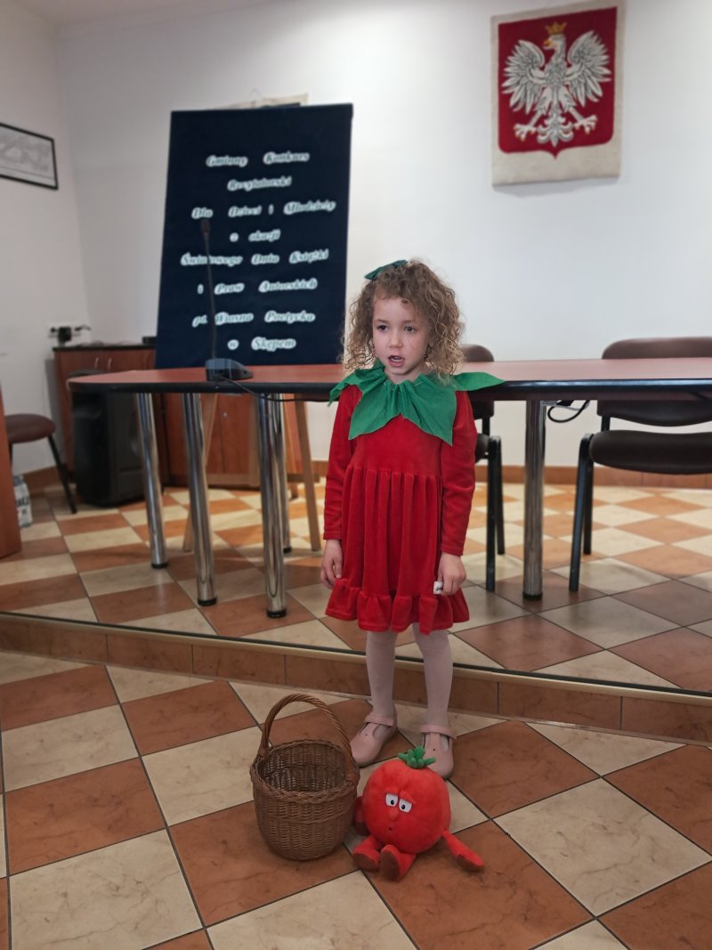 Zdjęcie przedstawia uczestniczkę konkursu w trakcie recytacji.  