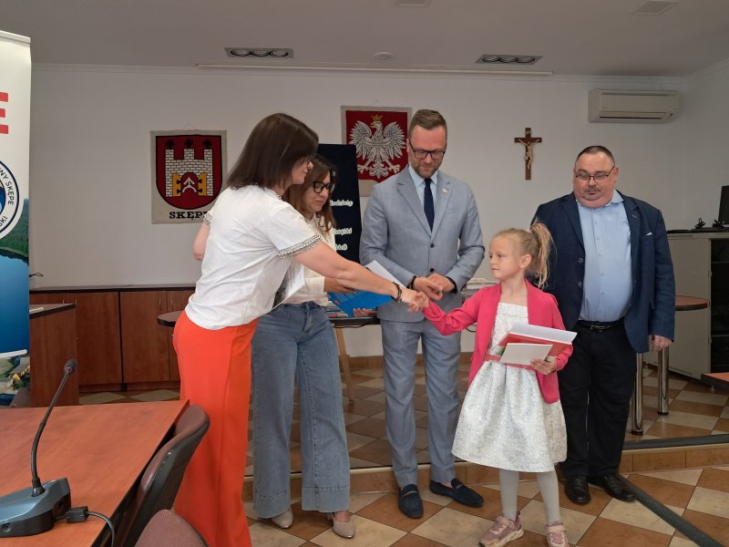 Zdjęcie przedstawia Burmistrza Skępego i członków Jury konkursu recytatorskiego wręczających nagrodę uczestnikowi konkursu.  