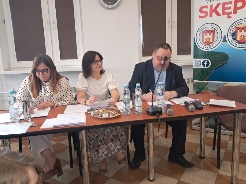 Zdjęcie przedstawia członków Jury siedzących przy stoliku.  