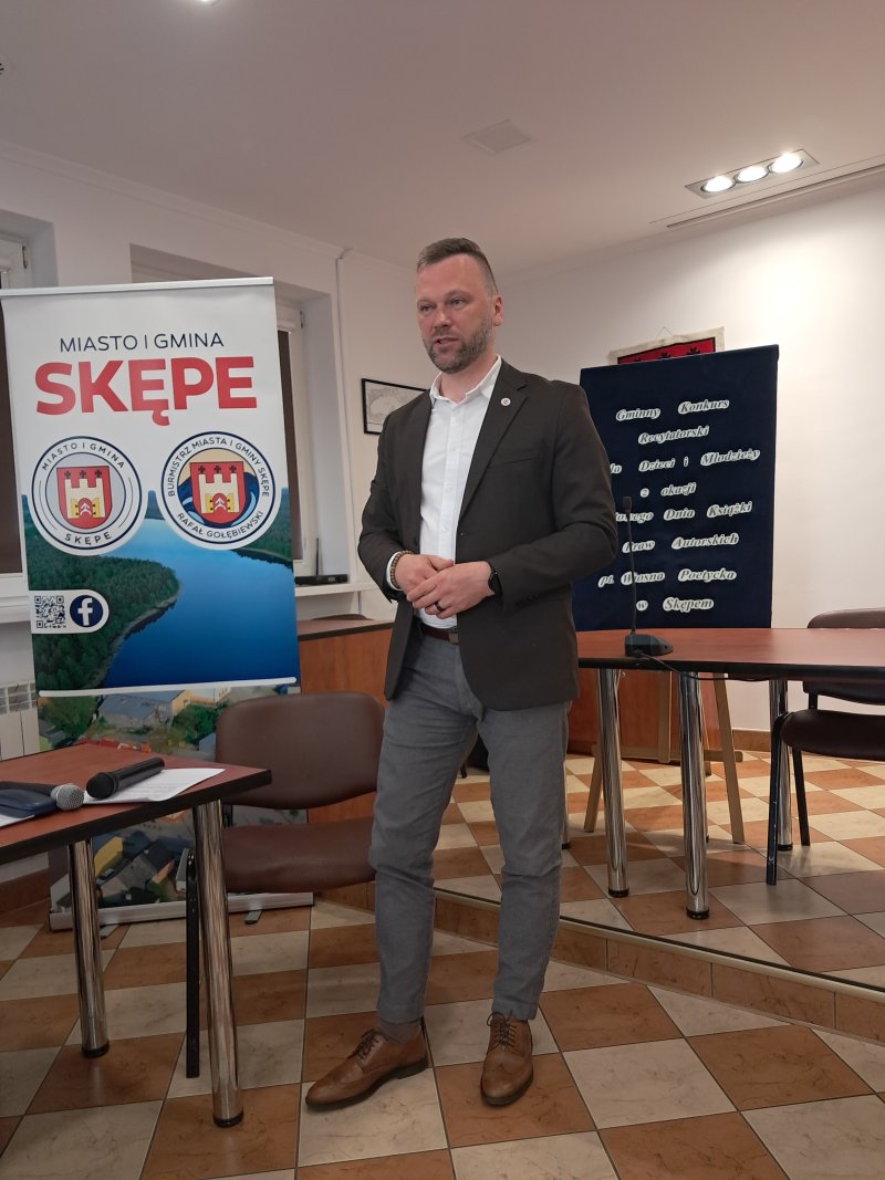 Zdjęcie przedstawia Burmistrza Skępego Rafała Gołębiewskiego  przemawiającego do uczestników konkursu recytatorskiego.  