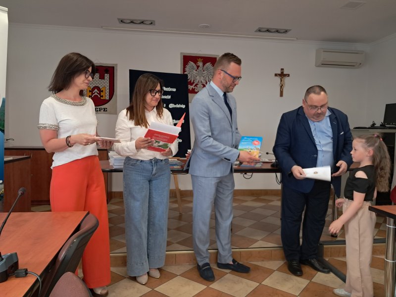 Zdjęcie przedstawia Burmistrza Skępego i członków Jury konkursu recytatorskiego wręczających nagrodę uczestnikowi konkursu.  
