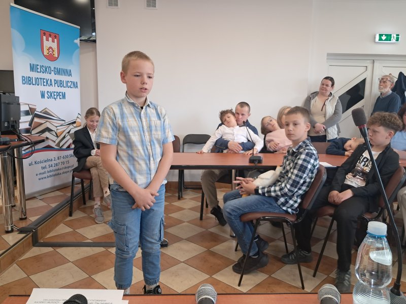 Zdjęcie przedstawia uczestnika konkursu w trakcie recytacji.  