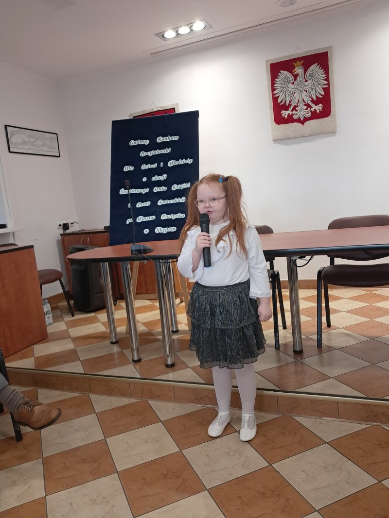 Zdjęcie przedstawia uczestniczkę konkursu w trakcie recytacji.  
