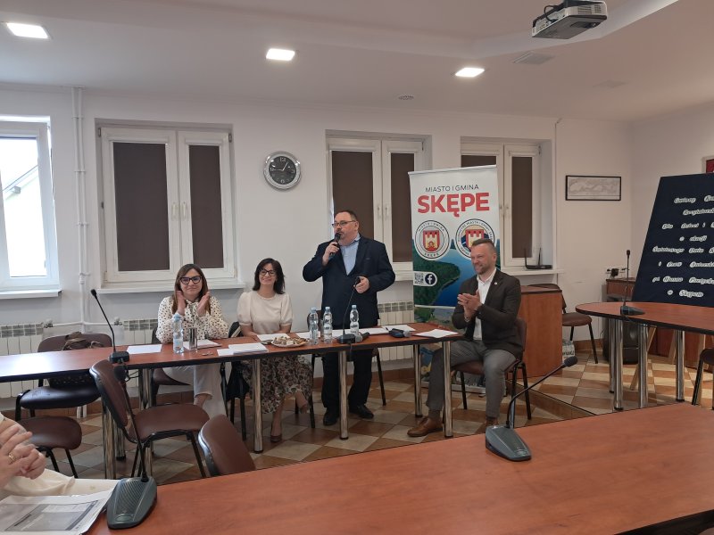 Zdjęcie przedstawia członków Jury siedzących przy stoliku wraz z Burmistrzem Skępego w momencie rozpoczęcia konkursu recytatorskiego  przez dyrektora biblioteki w Skępem.  