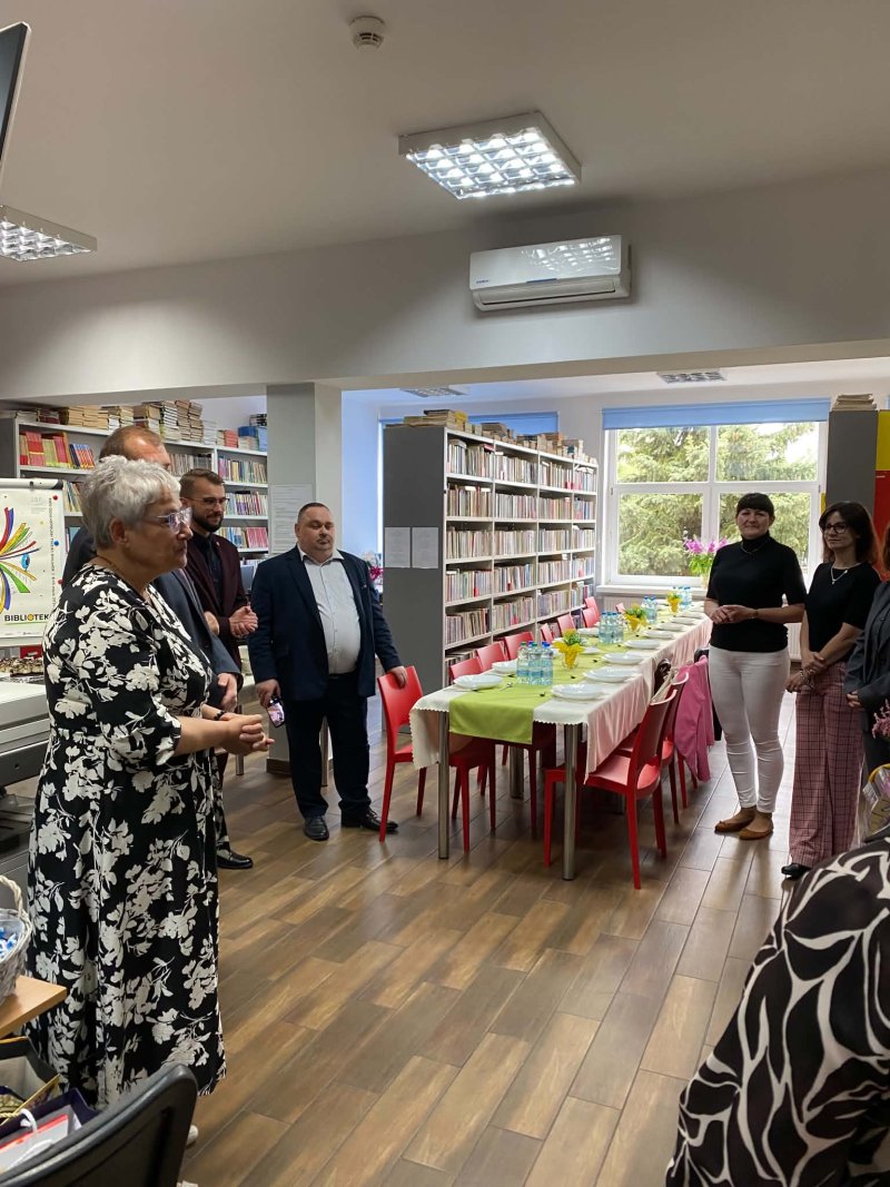 Fotografia przedstawia uczestników spotkania z okazji Powiatowych Obchodów Dnia Bibliotekarza i Bibliotek w bibliotece w Wielgiem  