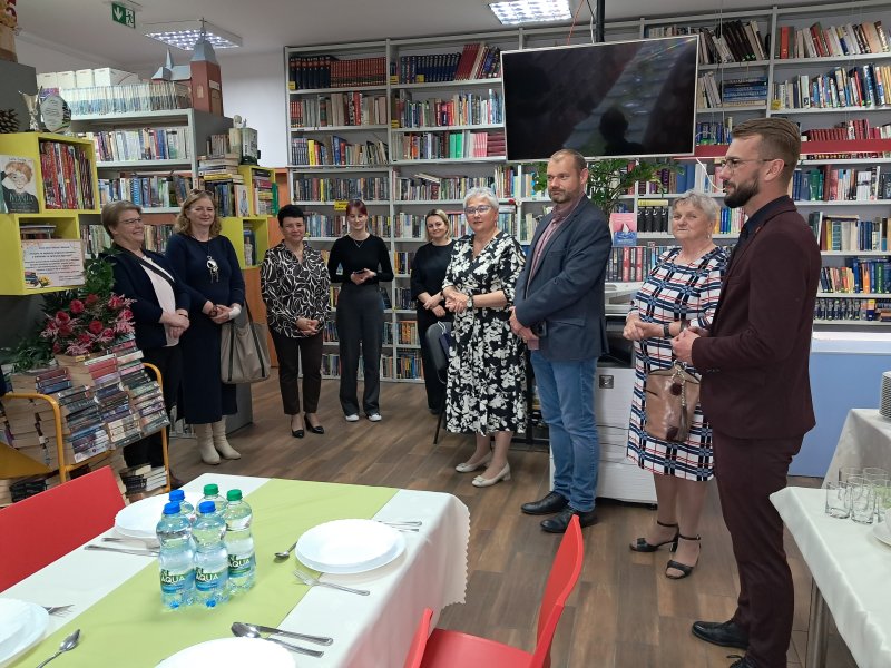 Fotografia przedstawia uczestników spotkania z okazji Powiatowych Obchodów Dnia Bibliotekarza i Bibliotek w bibliotece w Wielgiem  