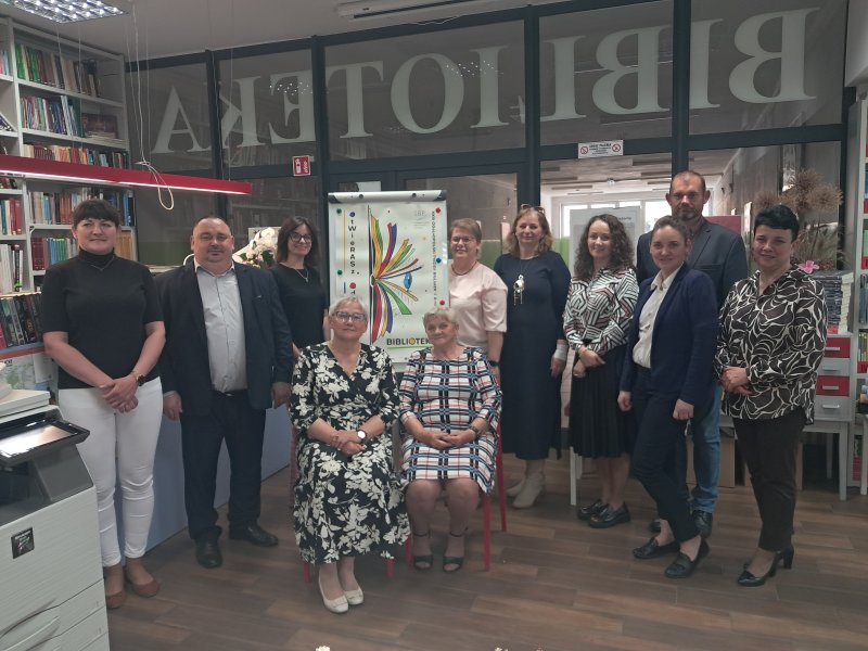 Wspólna fotografia uczestników powiatowych obchodów Dnia Bibliotekarza i Bibliotek w bibliotece w Wielgiem  