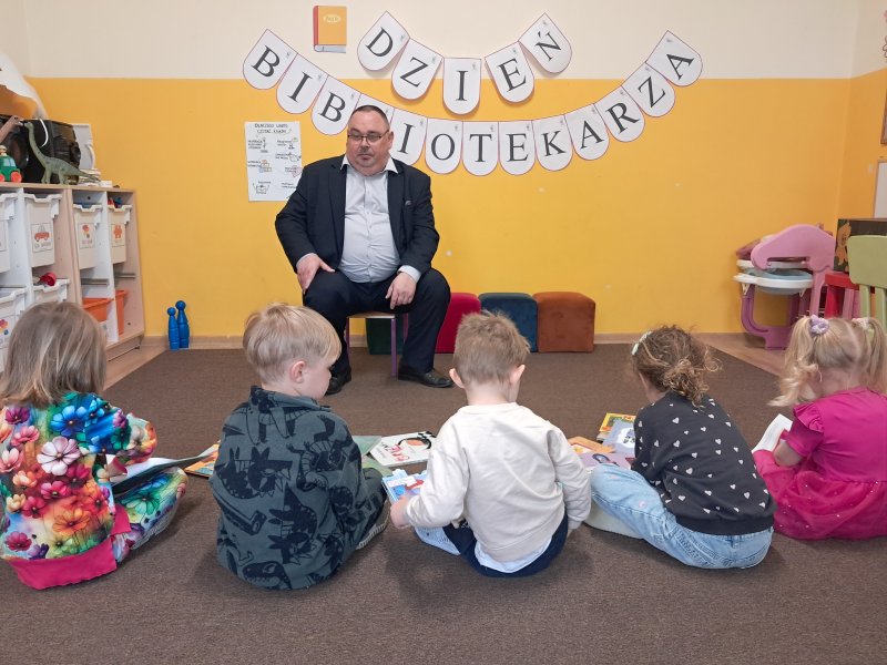 Na zdjęciu dyrektor skępskiej biblioteki w towarzystwie przedszkolaków w „Klubie Malucha” w Skępem  
