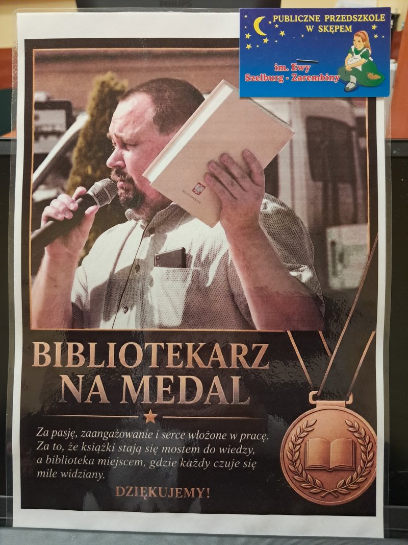 1Fotografia przedstawia podziękowanie dla Dyrektora biblioteki przygotowane przez Publiczne Przedszkole w Skępem  