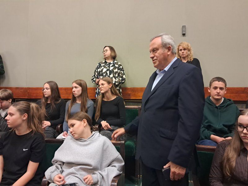 Uczestnicy wycieczki wraz z Senatorem Stanisławem Pawlakiem na galerii sejmowej  