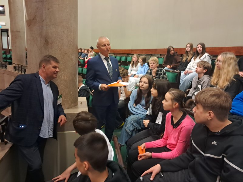 Uczestnicy wycieczki wraz Senatorem Ryszardem Brejzą na galerii sejmowej  