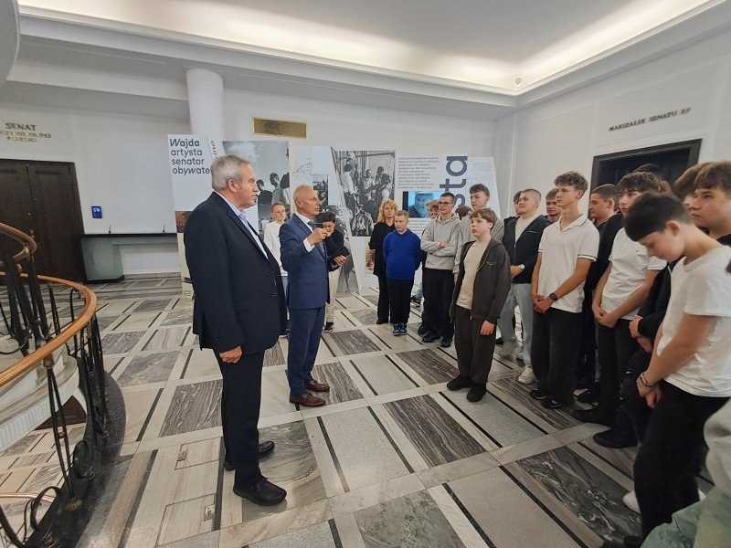 Fotografia przedstawia uczestników wycieczki i przemawiających do nich Senatorów Ryszarda Brejzę i Stanisława Pawlaka w Senacie RP  