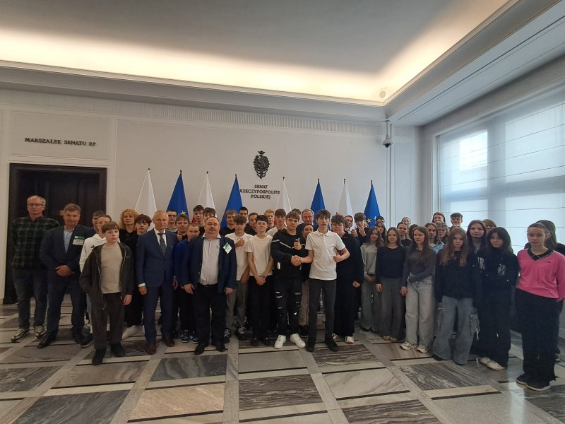 Wspólna fotografia uczestników wycieczki w Senacie RP  