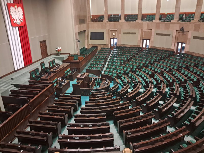Fotografia przedstawia widok ogólny z galerii sejmowej na salę plenarną  