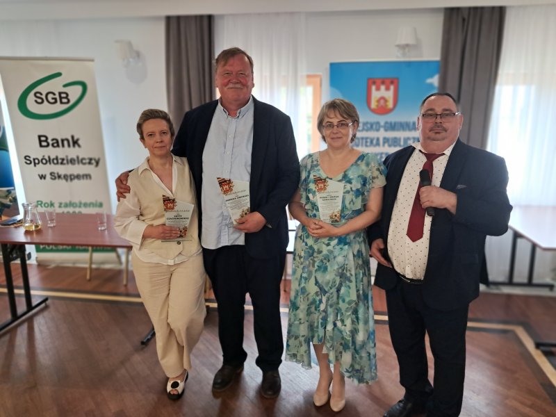 Wspólna fotografia członków Jury z wręczonymi podziękowaniami  