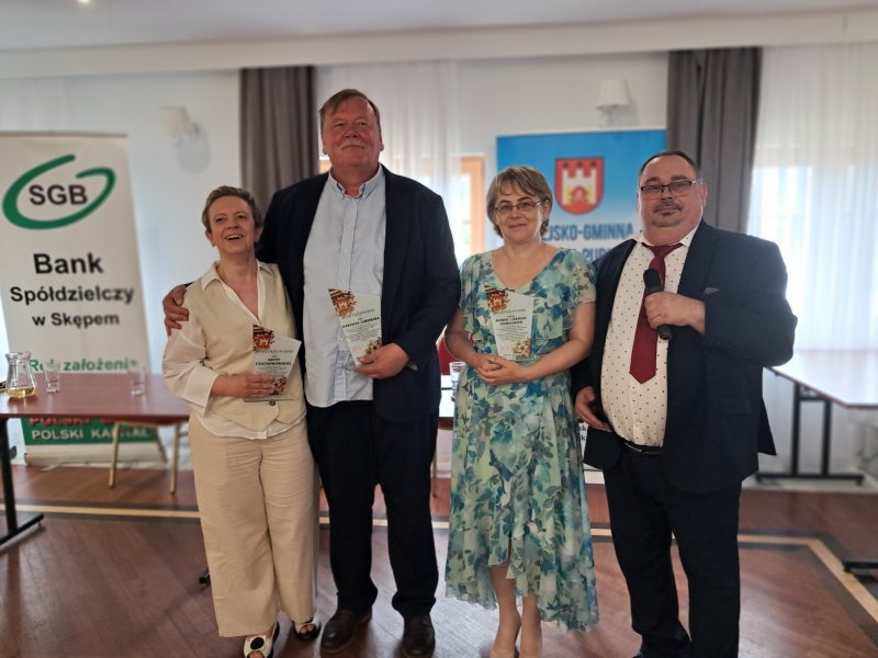 Wspólna fotografia członków Jury z wręczonymi podziękowaniami  