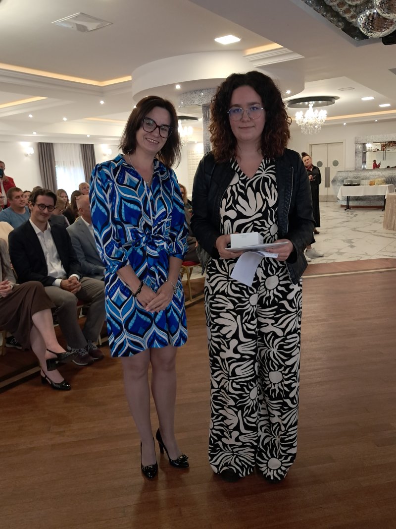 Zdjęcie przedstawia fundatora i laureata w trakcie wręczenia nagrody  