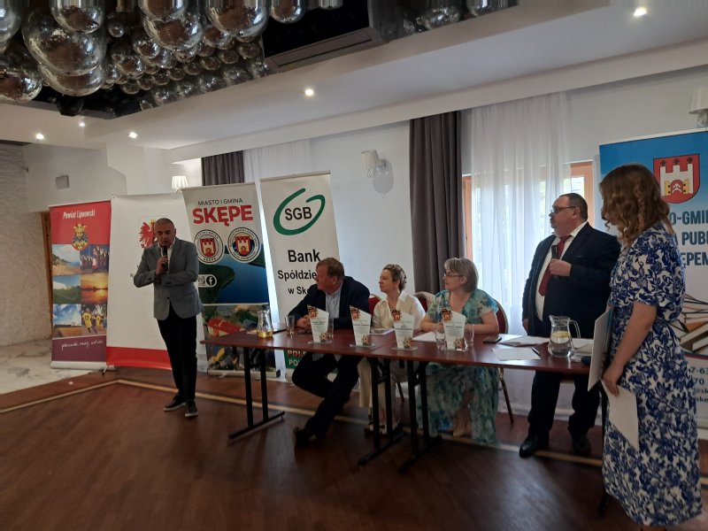 Zdjęcie przedstawia dyrektora Delegatury UW przemawiającego do uczestników gali konkursowej  