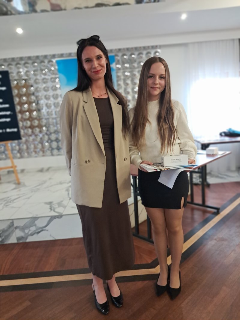 Zdjęcie przedstawia fundatora i laureata w trakcie wręczenia nagrody  