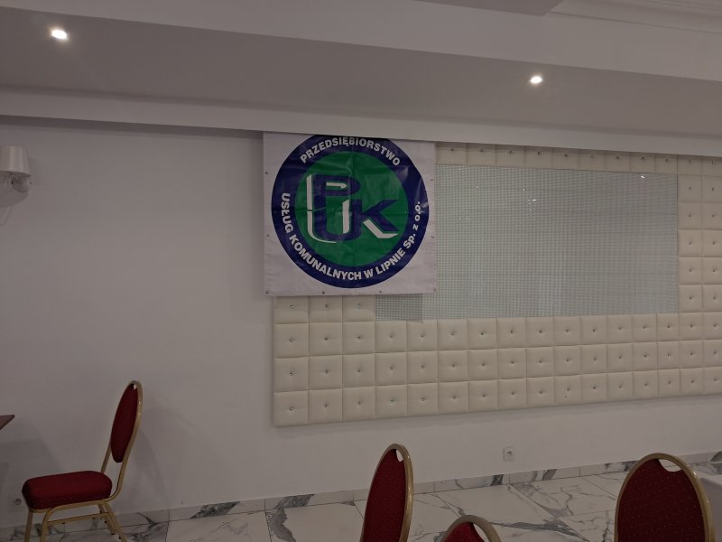 Zdjęcie przedstawia reklamę PUK Sp. z o.o. wywieszoną w Sali konkursowej  