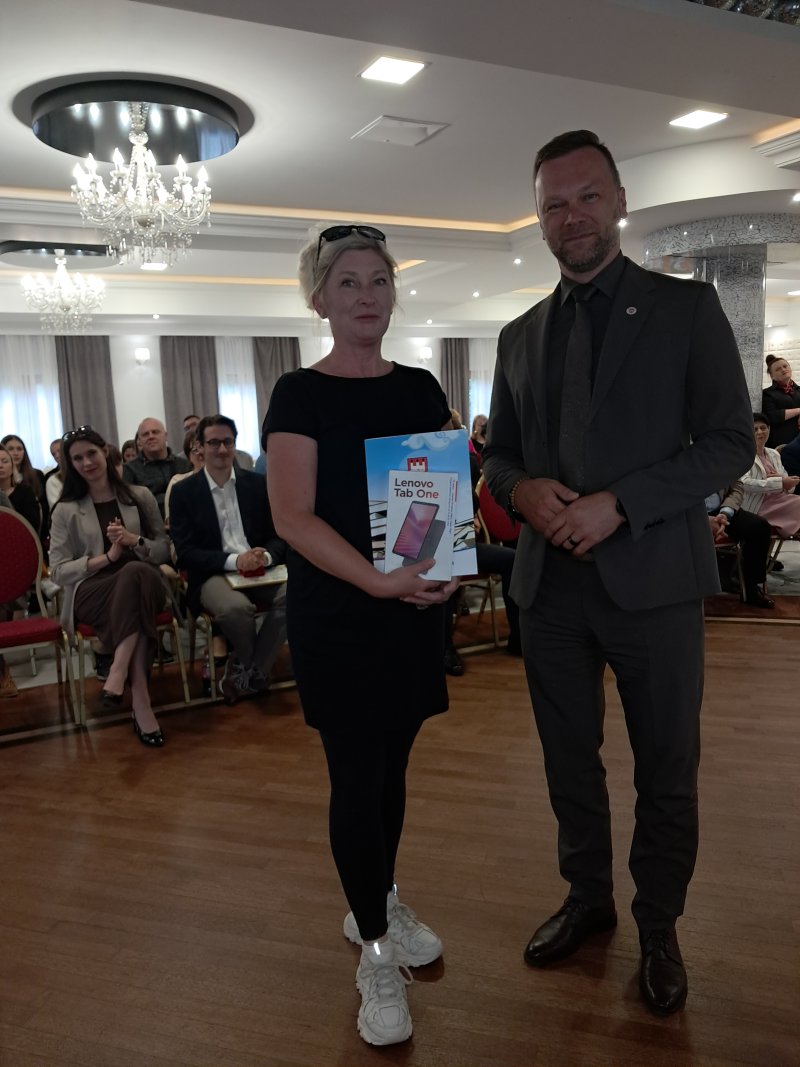 Zdjęcie przedstawia Burmistrza Skępego wręczającego nagrodę   
