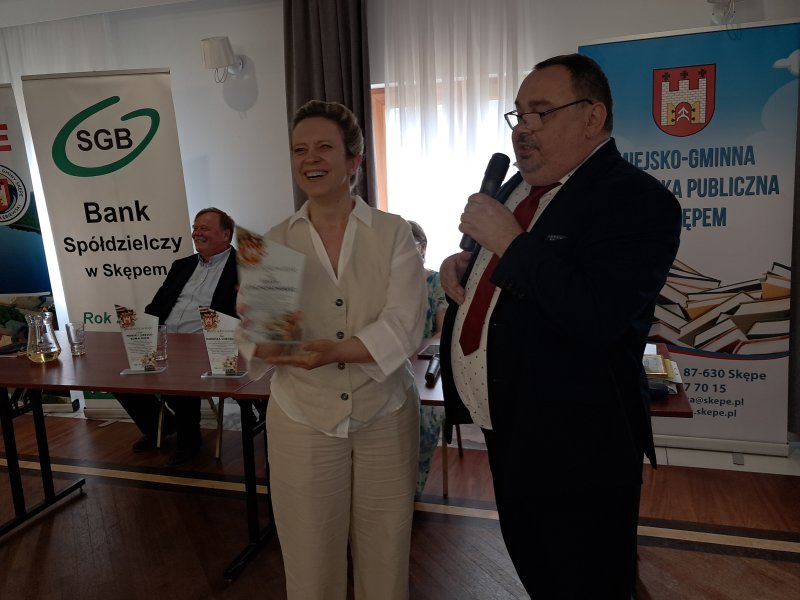 Zdjęcie przedstawia dyrektora biblioteki wręczającego podziękowanie członkowi Jury  
