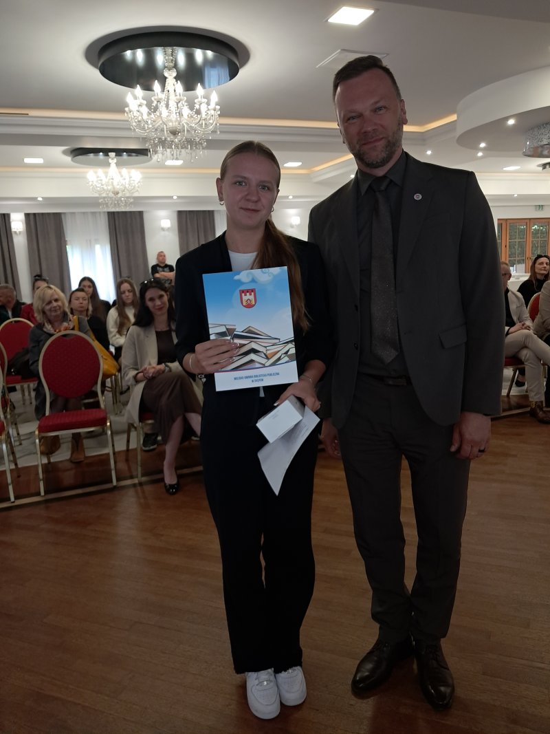 Zdjęcie przedstawia Burmistrza Skępego stojącego razem z laureatem  
