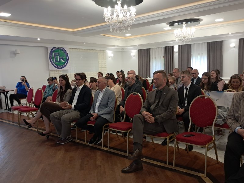Zdjęcie przedstawia widok ogólny na uczestników gali konkursowej siedzących na krzesłach  