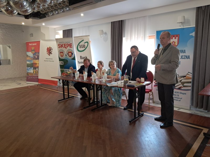 Zdjęcie przedstawia moment wygłaszania podziękowań dla organizatorów i gratulacji dla laureatów przez uczestnika gali konkursowej  