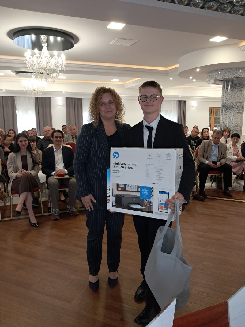 Zdjęcie przedstawia panią Prezes Banku Spółdzielczego w Skępem wręczającą nagrodę laureatowi  