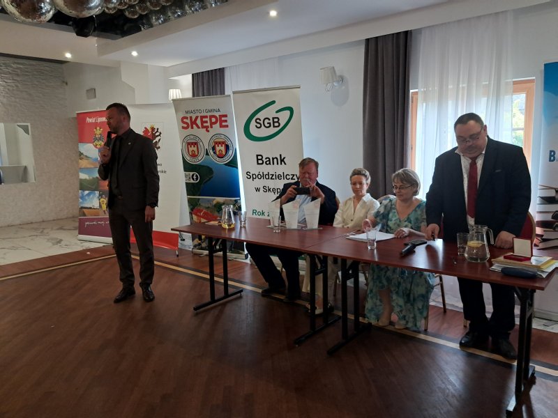 Zdjęcie przedstawia Burmistrza Skępego przemawiającego do uczestników gali konkursowej  