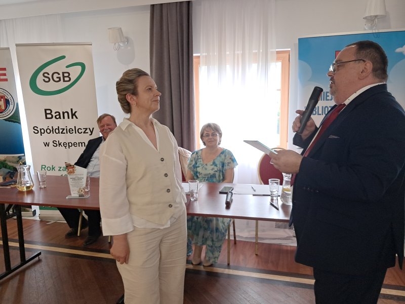 Zdjęcie przedstawia dyrektora biblioteki wręczającego podziękowanie członkowi Jury  