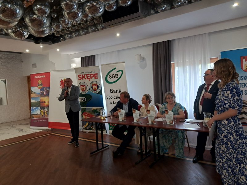 Zdjęcie przedstawia dyrektora Delegatury UW przemawiającego do uczestników gali konkursowej  