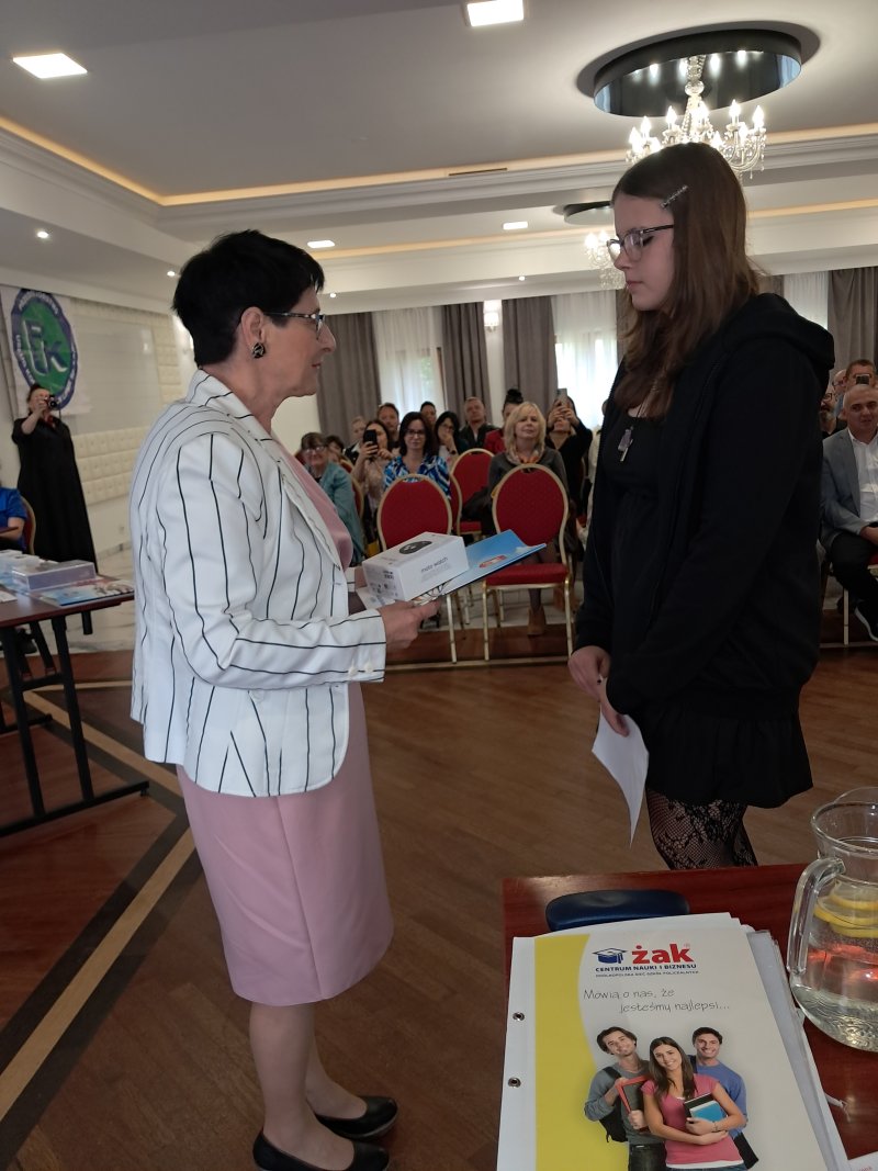 Zdjęcie przedstawia fundatora i laureatkę w trakcie wręczenia nagrody  