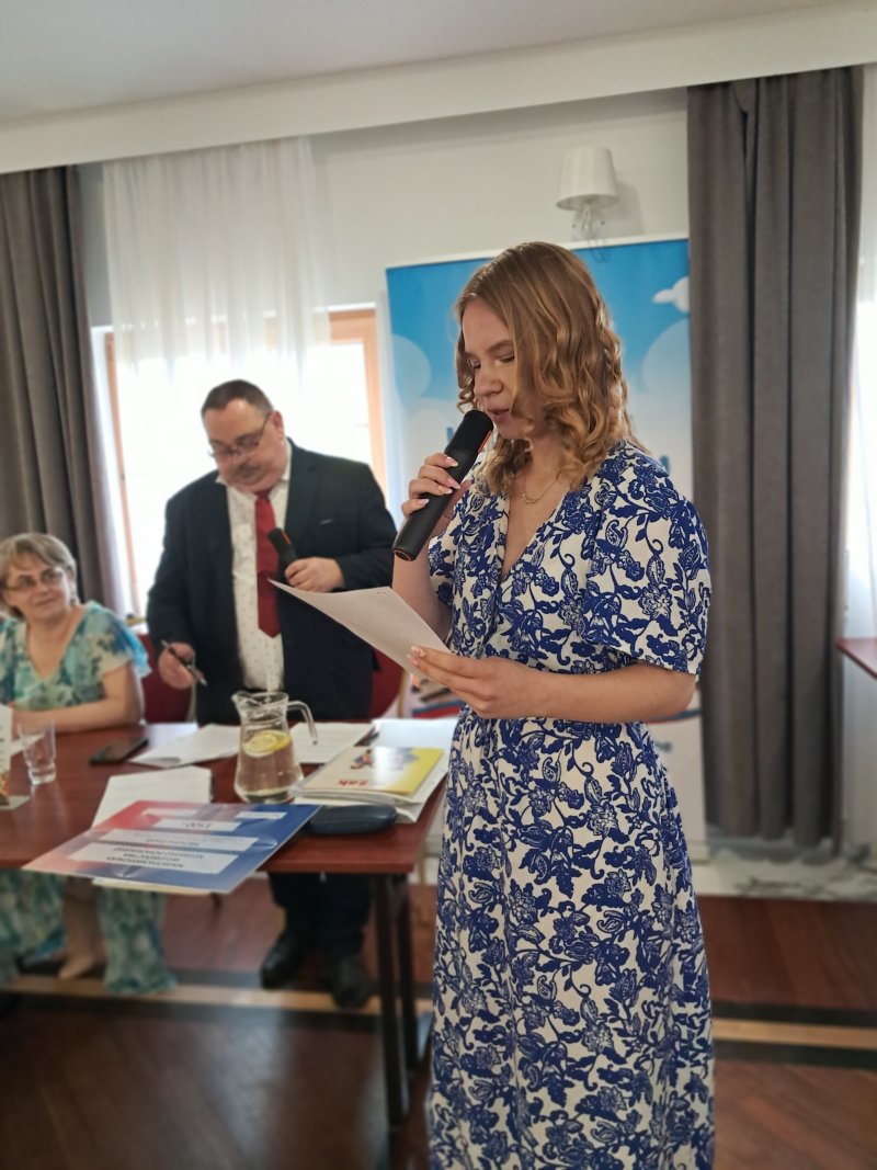 Zdjęcie przedstawia laureatkę nagrody głównej czytającą nagrodzony wiersz  
