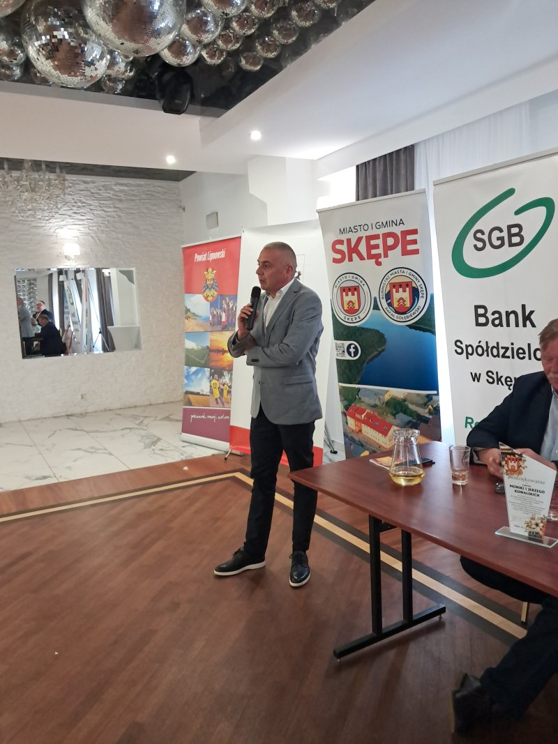 Zdjęcie przedstawia dyrektora Delegatury UW przemawiającego do uczestników gali konkursowej  