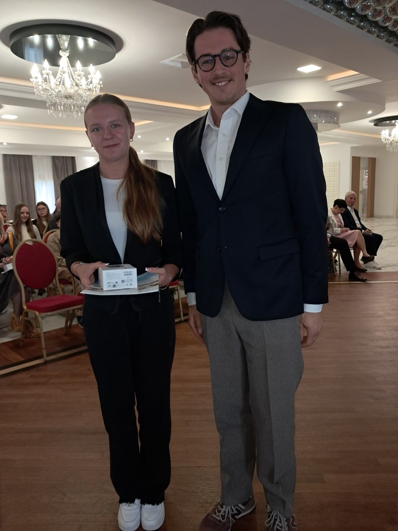 Zdjęcie przedstawia fundatora i laureata w trakcie wręczenia nagrody  