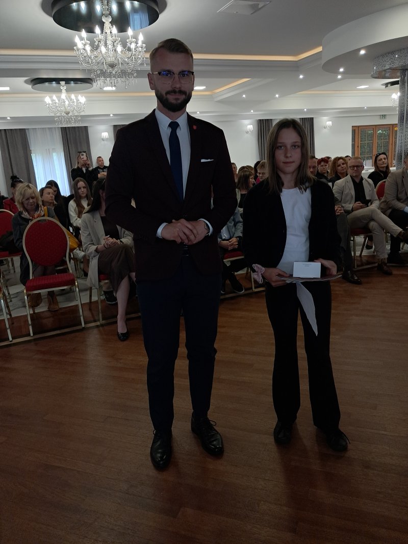 Zdjęcie przedstawia fundatora konkursu wraz z laureatem  