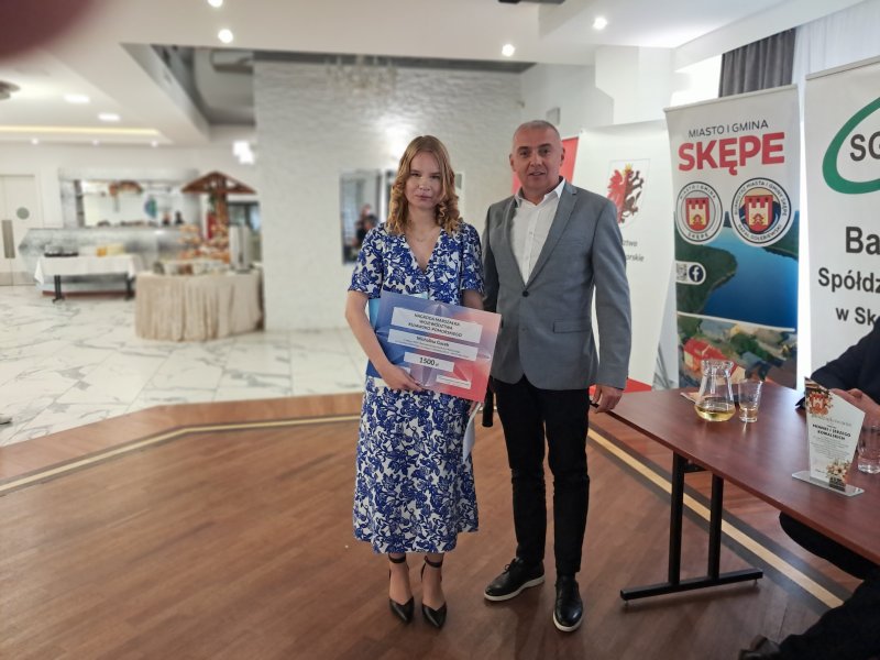 Zdjęcie przedstawia laureatkę nagrody głównej stojącą z dyrektorem delegatury UW  