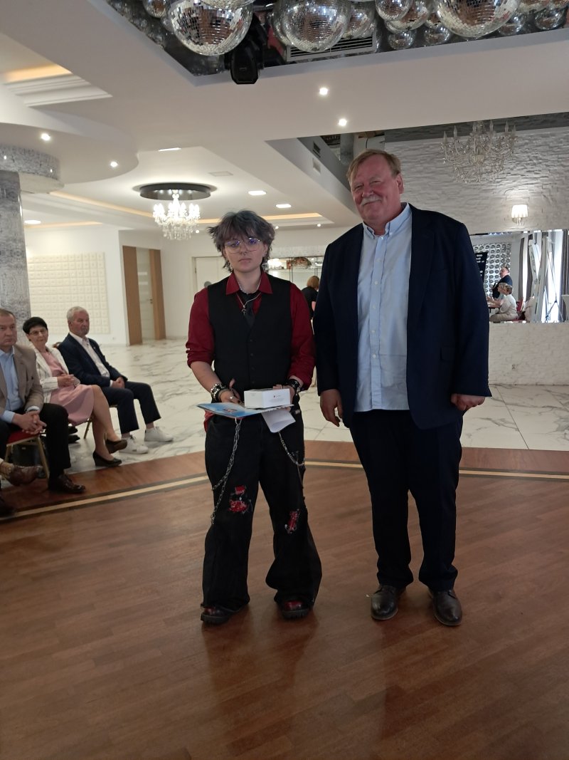 Zdjęcie przedstawia laureata konkursu i członka jury na wspólnej fotografii  