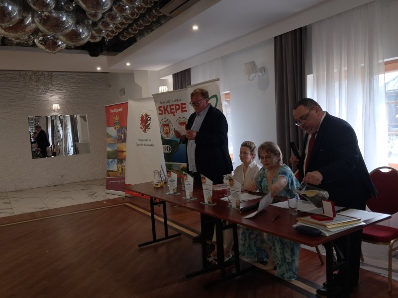 Zdjęcie przedstawia członka jury czytającego nagrodzony wiersz  